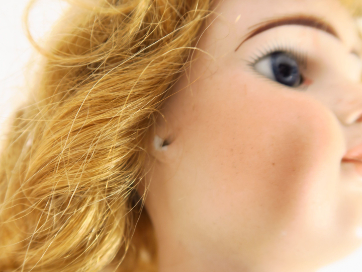 Poupée ancienne tête porcelaine française de marque Denamur, bouche fe