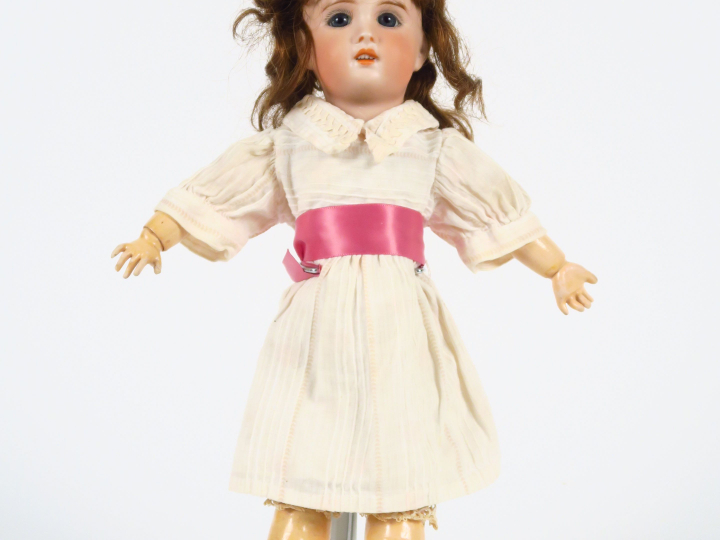 Poupée SFBJ, Paris, taille 4, bouche ouverte, yeux fixes bleus, corps 