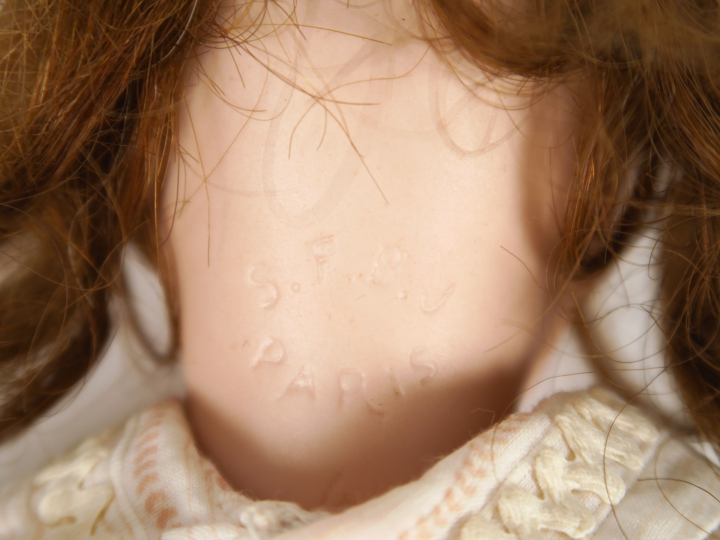 Poupée SFBJ, Paris, taille 4, bouche ouverte, yeux fixes bleus, corps 