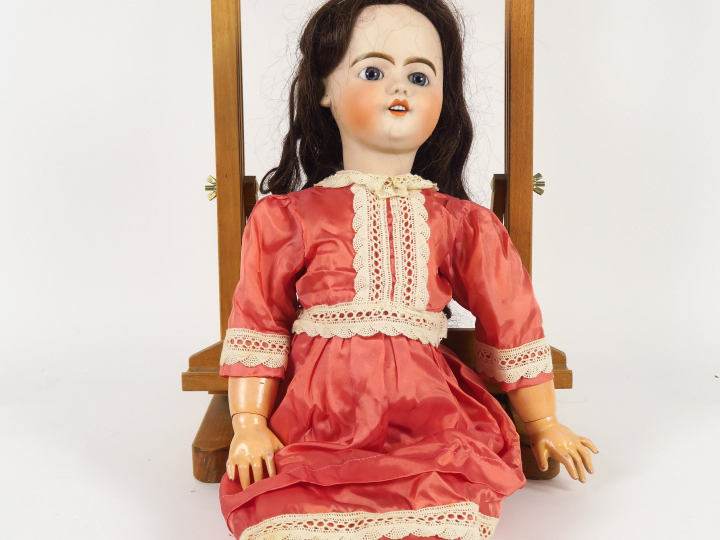 Poupée SFBJ déposée en creux, taille 9,  bouche ouverte, yeux d'émail 