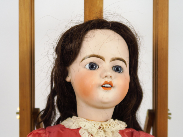 Poupée SFBJ déposée en creux, taille 9,  bouche ouverte, yeux d'émail 