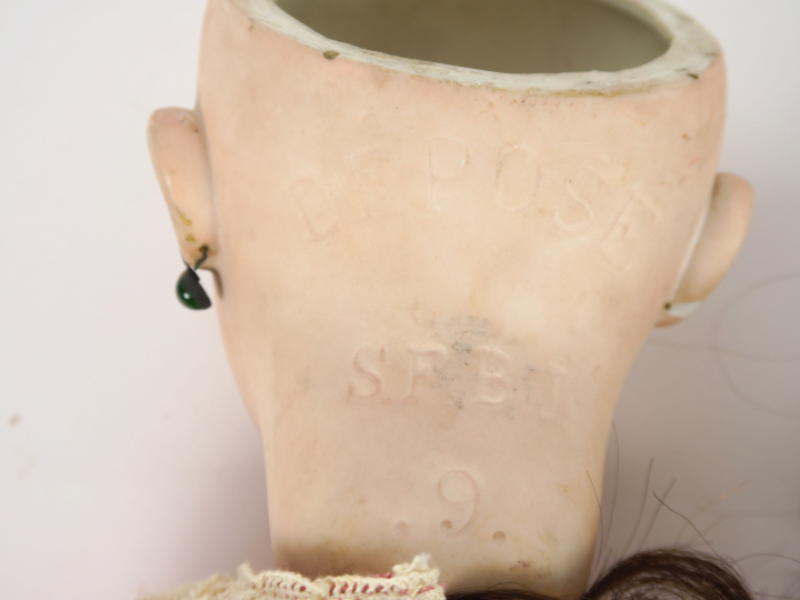 Poupée SFBJ déposée en creux, taille 9,  bouche ouverte, yeux d'émail 