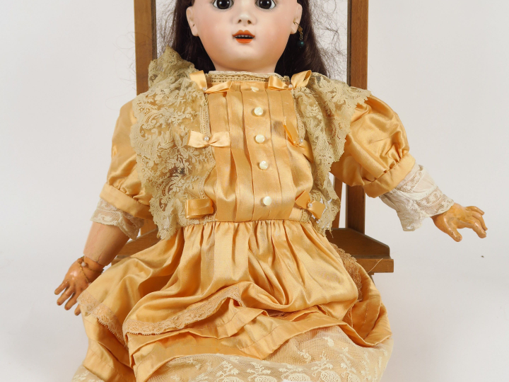 Poupée Jumeau, bouche ouverte, yeux fixes bruns, corps en composition 