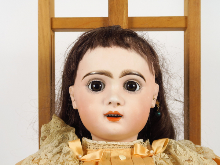 Poupée Jumeau, bouche ouverte, yeux fixes bruns, corps en composition 