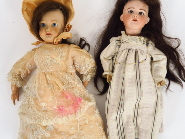 Lot comprenant deux poupées pour pièces dont une entièrement en compos