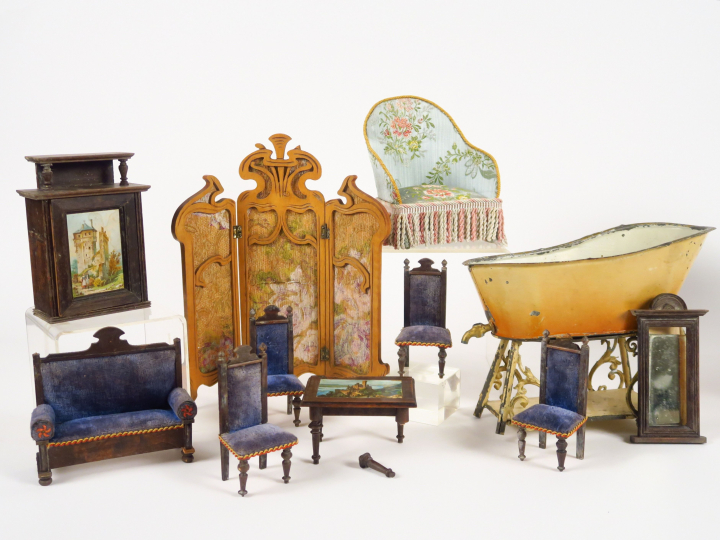 Lot de mobilier de poupée comprenant : un fauteuil de style, une baign