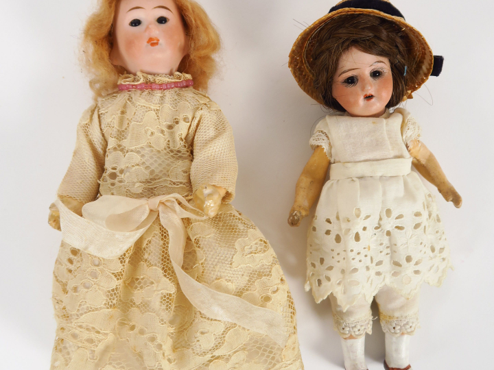 Lot de deux mignonettes, corps en composition, tête porcelaine, bel ét