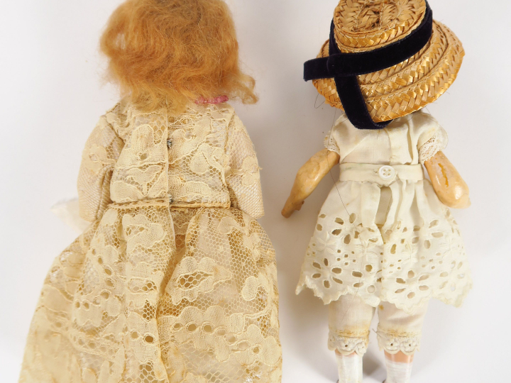 Lot de deux mignonettes, corps en composition, tête porcelaine, bel ét