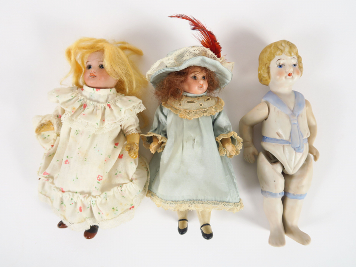 Lot de deux mignonettes, corps en composition, tête porcelaine, jolis 