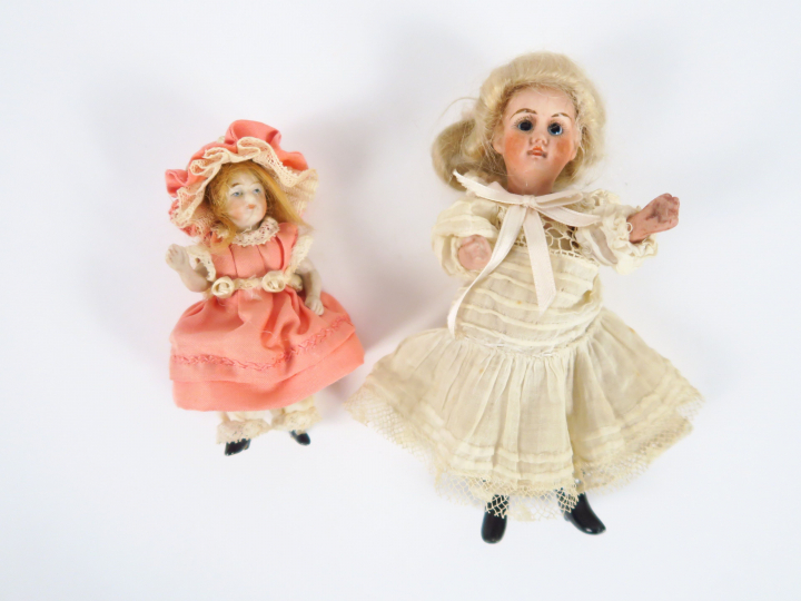 Lot de deux mignonettes entièrement en porcelaine dont une de taille 1