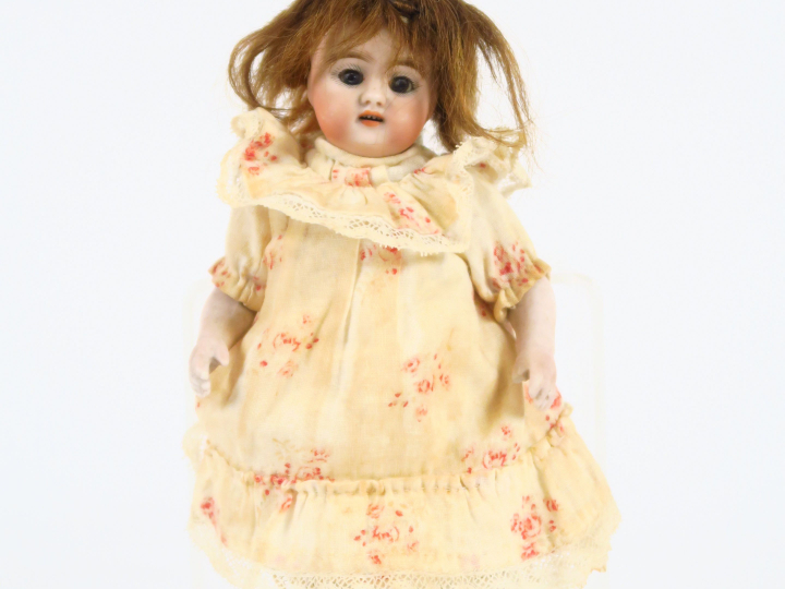 Jolie mignonette Simon   Halbig 886 entièrement en porcelaine avec bas