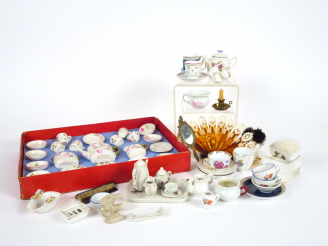 Vente aux enchères Lot de dinettes dépareillées on y joint un coffret de dinette peinte n