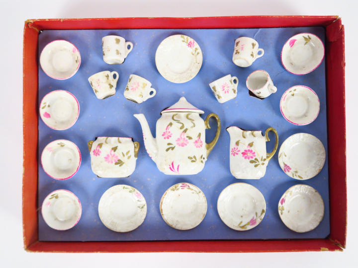 Lot de dinettes dépareillées on y joint un coffret de dinette peinte n