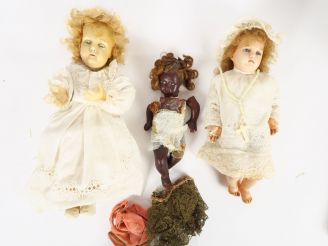 Vente aux enchères Lot comprenant trois bébés de cire 'jesus de cire' (à restaurer)