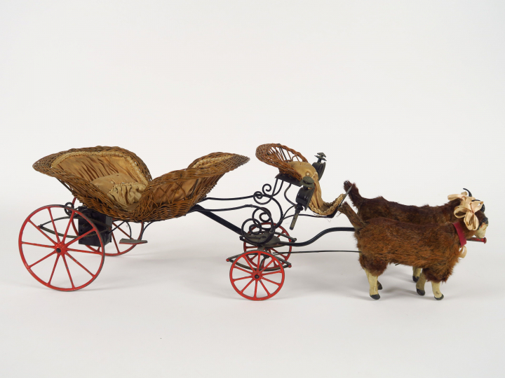 Calèche fin XIXème en bel état d'usage en métal peint noir et rouge, a