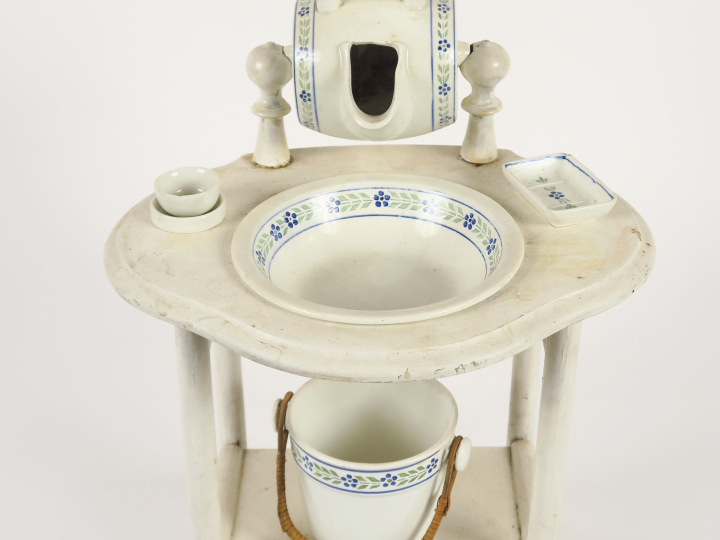 Service de toilette 1900 en faïence de Keller et Guérin à Lunéville av