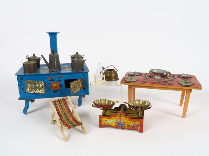 Jolie table de présentation de dinette on y joint un huilier/vinaigrie