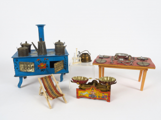 Vente aux enchères Jolie table de présentation de dinette on y joint un huilier/vinaigrie