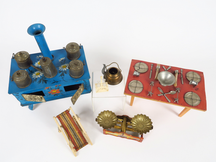 Jolie table de présentation de dinette on y joint un huilier/vinaigrie