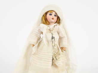 Vente aux enchères Très jolie poupée type bleuette Jumeau taille 1 sur la tête, pied 2, y