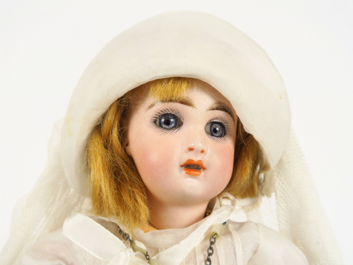 Très jolie poupée type bleuette Jumeau taille 1 sur la tête, pied 2, y