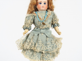 Vente aux enchères Poupée ancienne de type Belton, bouche fermée, yeux fixes bleus à rayo