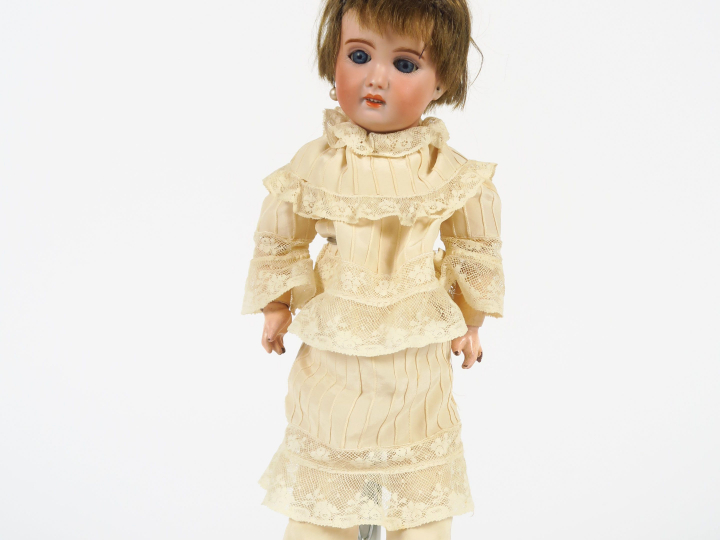 Poupée SFBJ Paris taille 4, bouche ouverte, yeux basculants bleus, cor