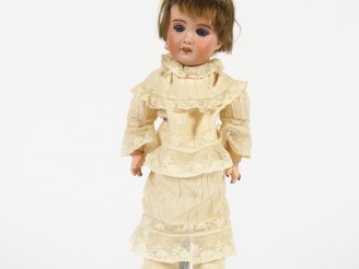 Vente aux enchères Poupée SFBJ Paris taille 4, bouche ouverte, yeux basculants bleus, cor