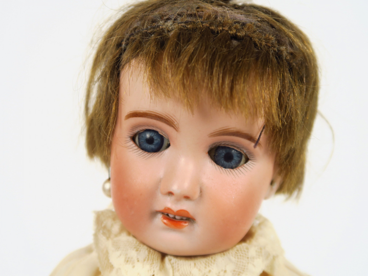 Poupée SFBJ Paris taille 4, bouche ouverte, yeux basculants bleus, cor