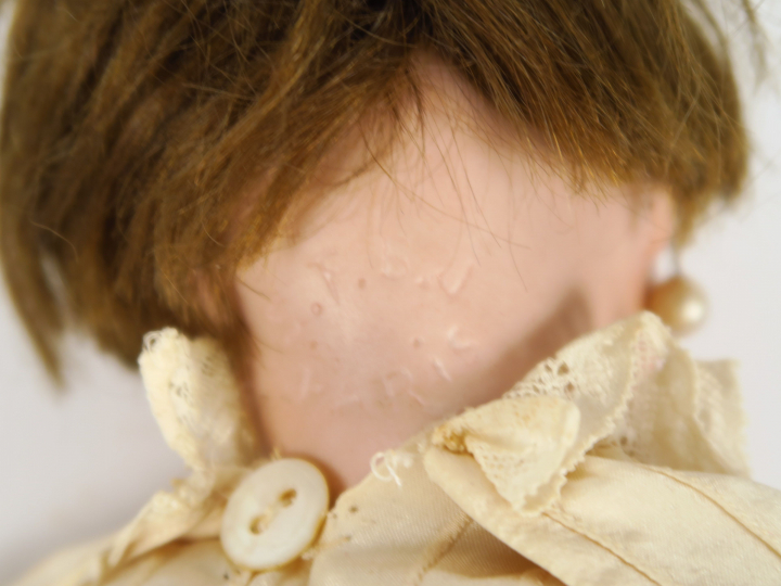 Poupée SFBJ Paris taille 4, bouche ouverte, yeux basculants bleus, cor