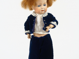 Vente aux enchères Bébé de caractère allemand, tête accidentée à l'oreille, sur corps dro