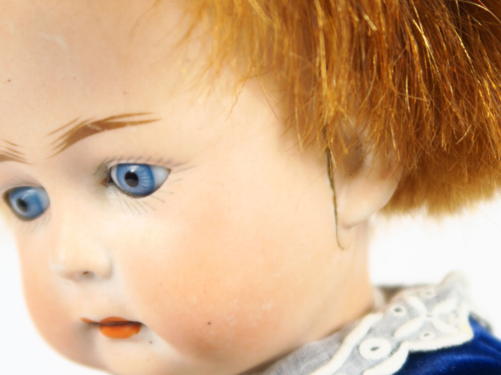 Bébé de caractère allemand, tête accidentée à l'oreille, sur corps dro