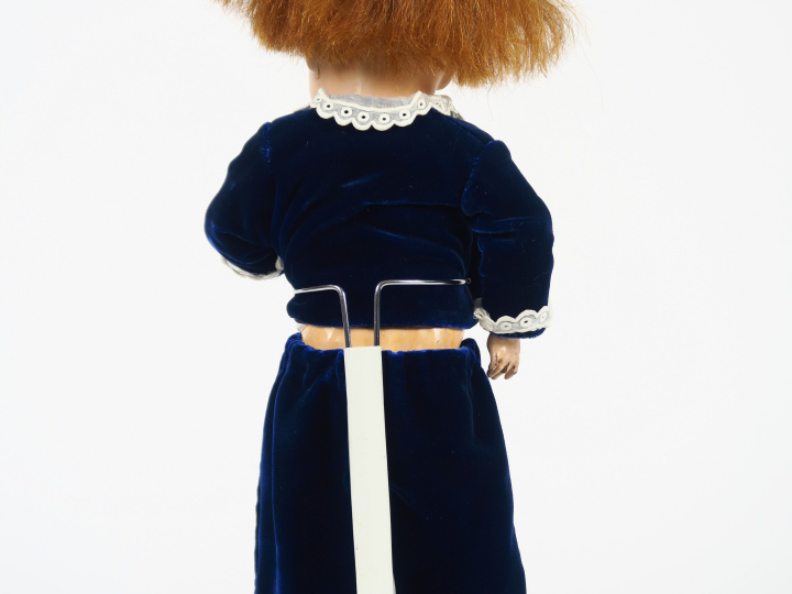 Bébé de caractère allemand, tête accidentée à l'oreille, sur corps dro