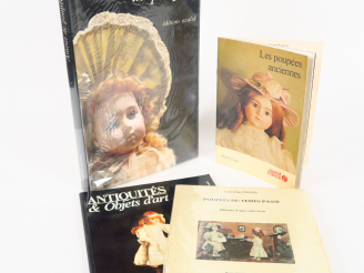 Vente aux enchères Lot de 4 volumes sur les poupées dont :  - les poupées anciennes Ouest