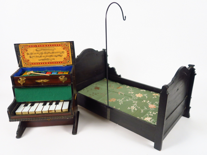 Lot de mobilier de poupée XIXème comprenant un lit fin XIXème 51 cm et