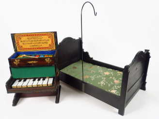 Vente aux enchères Lot de mobilier de poupée XIXème comprenant un lit fin XIXème 51 cm et