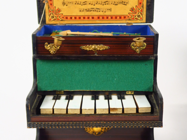 Lot de mobilier de poupée XIXème comprenant un lit fin XIXème 51 cm et