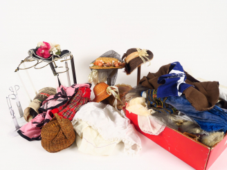 Vente aux enchères Important lot de socles de poupée, vêtements et quelques perruques, ch
