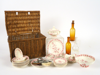 Vente aux enchères Partie de dinette en faïence de Choisy en camaïeu rouge avec couverts 