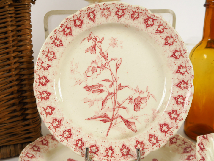 Partie de dinette en faïence de Choisy en camaïeu rouge avec couverts 