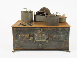 Vente aux enchères Très belle cuisinière en tôle XIXème avec casserole et éléments (manqu