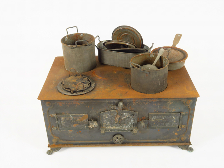 Très belle cuisinière en tôle XIXème avec casserole et éléments (manqu