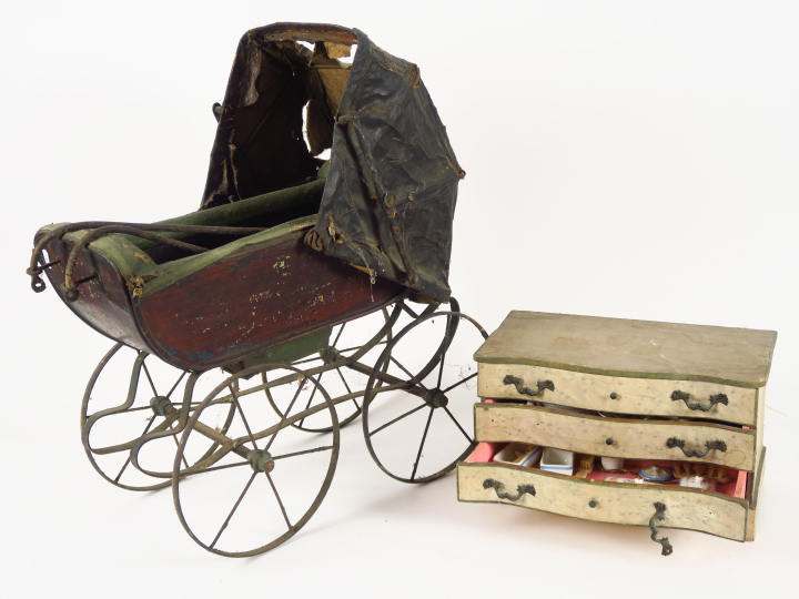 Commode de toilette de poupée en état d'usage (à restaurer) avec parti