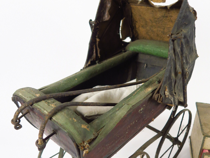 Commode de toilette de poupée en état d'usage (à restaurer) avec parti