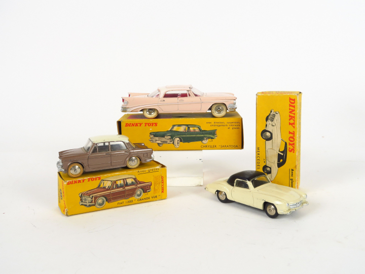 Lot de 3 miniatures Dinky Toys au 1/43e dont :  - Fiat Grande vue 1200