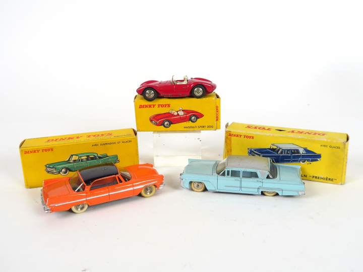 Lot de 3 miniatures Dinky Toys au 1/43e dont :  - Maserati Sport 2000 
