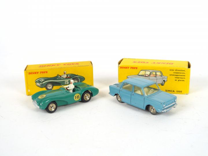 Lot de 2 miniatures Dinky Toys au 1/43e dont : - Aston Martin DB3 Spor