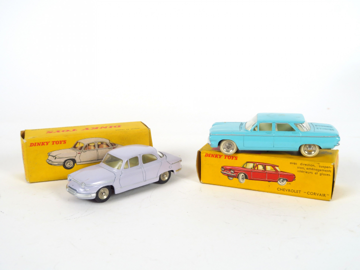 Lot de 2 miniatures Dinky Toys au 1/43e dont : - Chevrolet 'Corvair' r