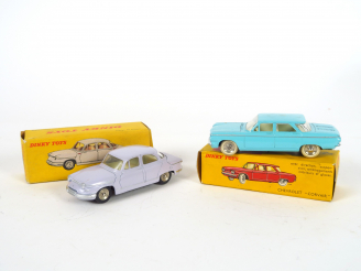 Vente aux enchères Lot de 2 miniatures Dinky Toys au 1/43e dont : - Chevrolet 'Corvair' r