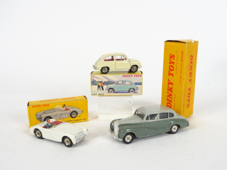 Vente aux enchères Lot de 3 miniatures Dinky Toys au 1/43e dont : - Fiat 600D crème intér
